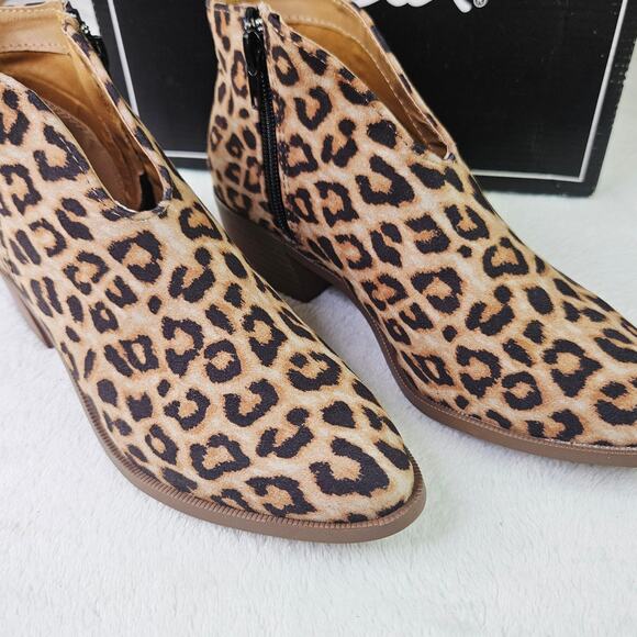 News Qupid Rager Leopard Suede Ankle Booties Size 6 Pointed Toe Block Heel - Picture 2 of 9